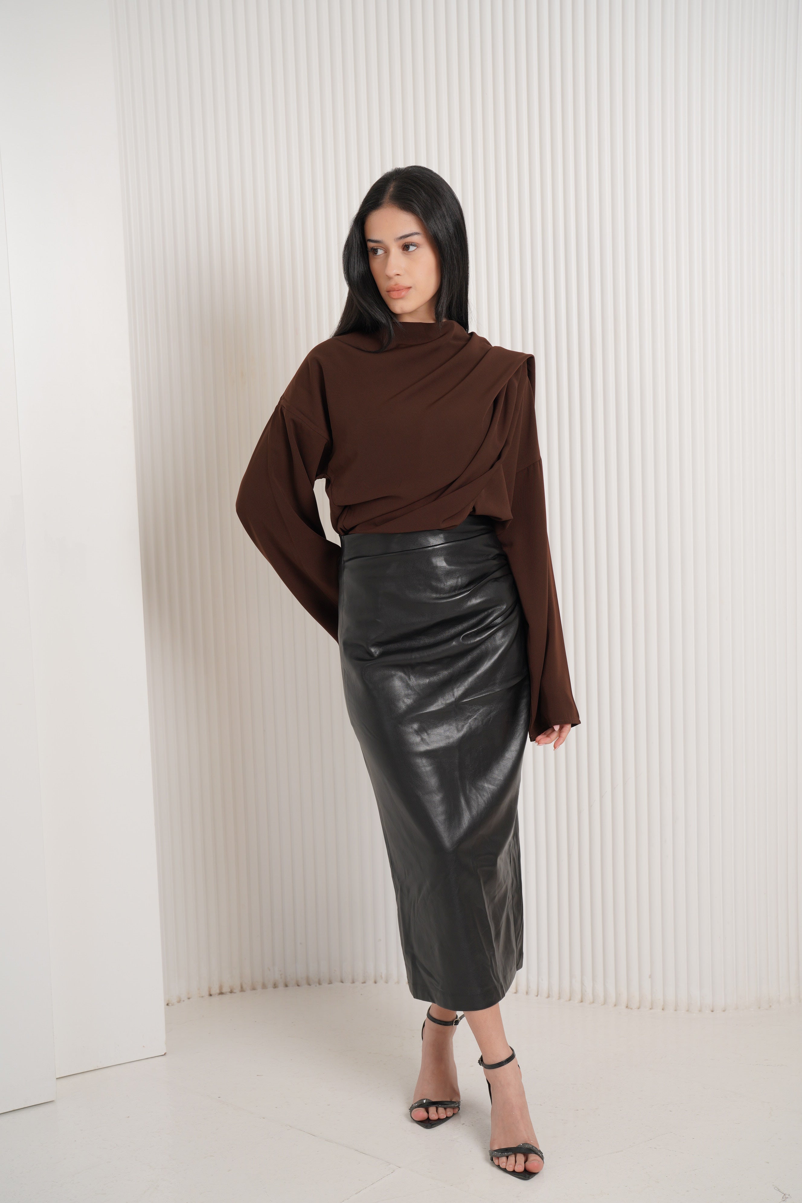 The multi-way blouse in brown