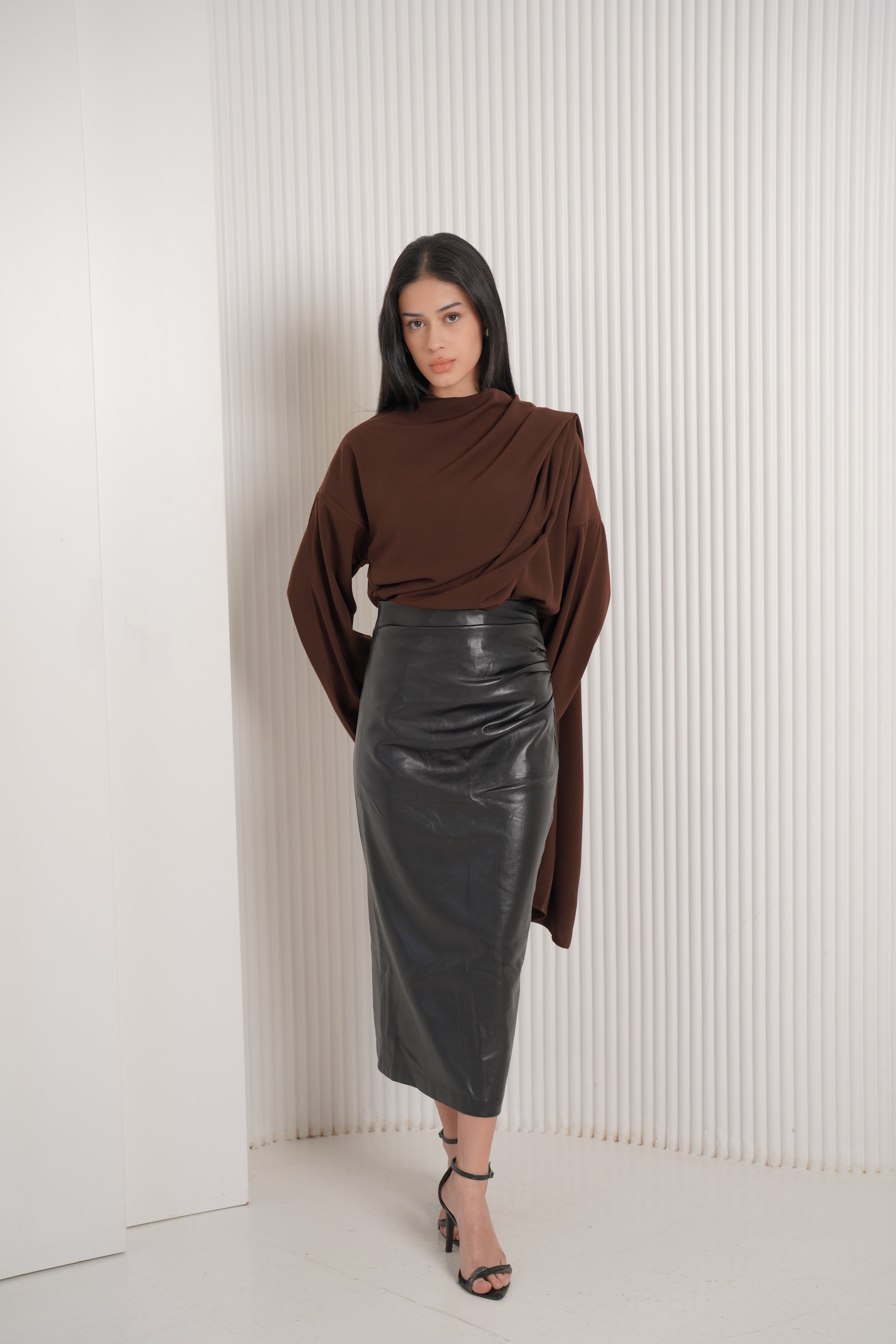 The multi-way blouse in brown